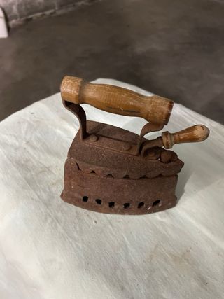 Ferro da stiro antico in ghisa