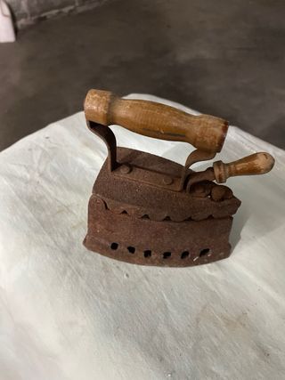 Ferro da stiro antico in ghisa