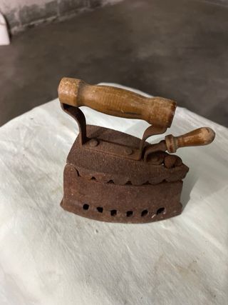 Ferro da stiro antico in ghisa