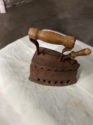 Ferro da stiro antico in ghisa