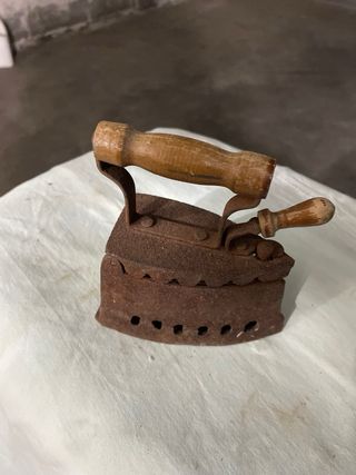 Ferro da stiro antico in ghisa