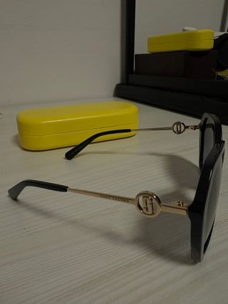 Occhiali da sole neri con custodia gialla