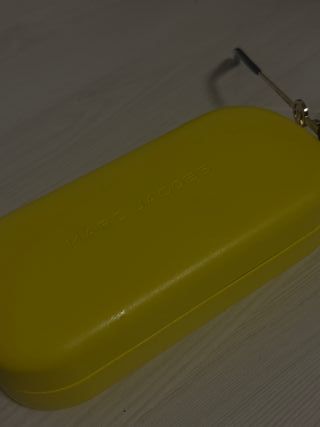 Occhiali da sole neri con custodia gialla