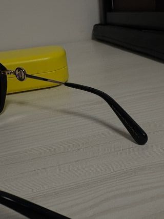 Occhiali da sole neri con custodia gialla