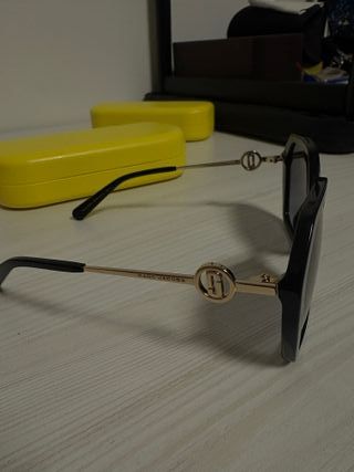 Occhiali da sole neri con custodia gialla