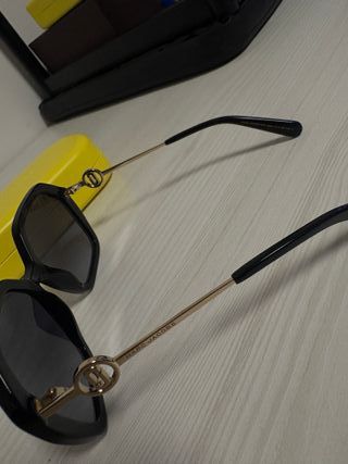 Occhiali da sole neri con custodia gialla