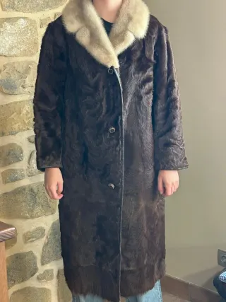 Abrigo de piel marrón y beige