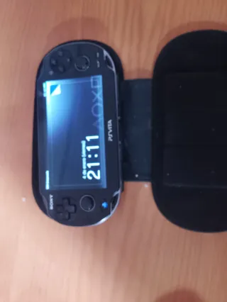 PS Vita Sony + 2 fundas + 5 juegos+cable