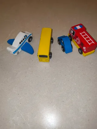 4 vehículos de madera
