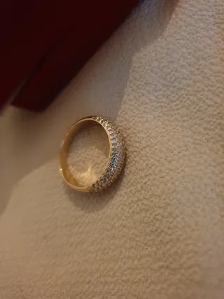 Anillo dorado con circonitas