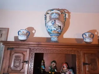 Muebles antiguos: cabecero, cuadros y jarrón