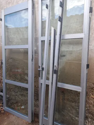 Puerta doble hoja aluminio y cristal