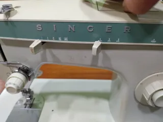 Máquina de coser Singer automática con mueble