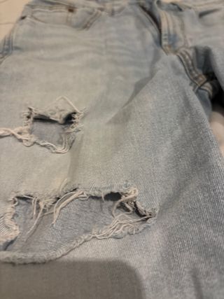 Vaqueros cortos rotos