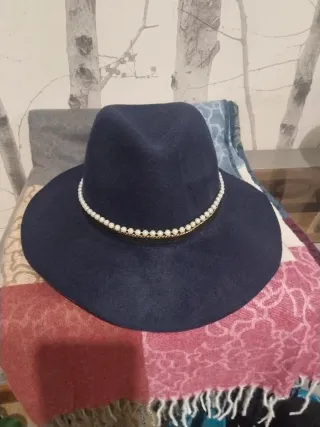 Sombrero azul con detalles dorados y perlas