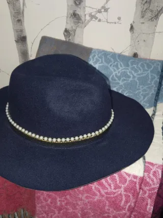 Sombrero azul con detalles dorados y perlas