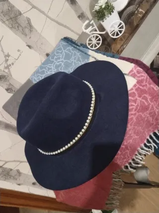 Sombrero azul con detalles dorados y perlas