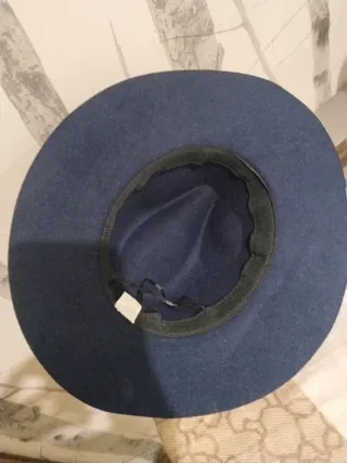 Sombrero azul con detalles dorados y perlas