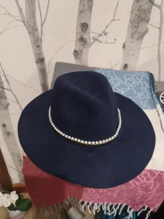 Sombrero azul con detalles dorados y perlas