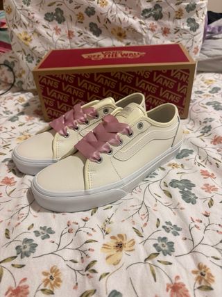 Zapatillas Vans Beige con Lazos Rosas