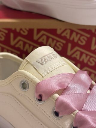 Zapatillas Vans Beige con Lazos Rosas