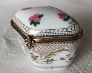 Piccolo portagioie in porcellana con finiture oro