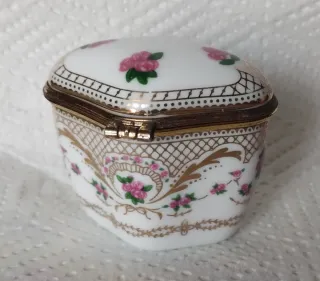 Piccolo portagioie in porcellana con finiture oro