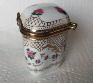 Piccolo portagioie in porcellana con finiture oro