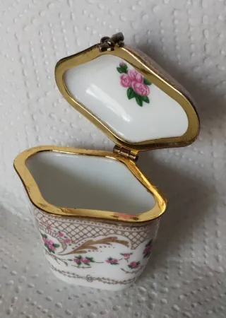 Piccolo portagioie in porcellana con finiture oro