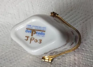 Piccolo portagioie in porcellana con finiture oro