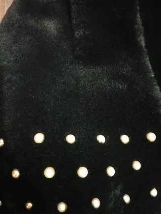 Cuello de pelo sintético negro con perlas