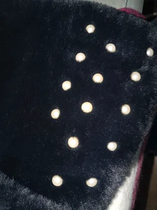 Cuello de pelo sintético negro con perlas