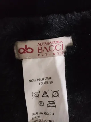 Cuello de pelo sintético negro con perlas