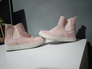 Botines rosas para niña