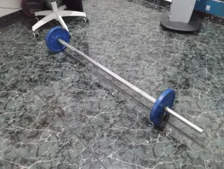 Barra de pesas con discos