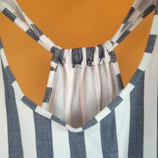 Canotta a righe bianche e blu