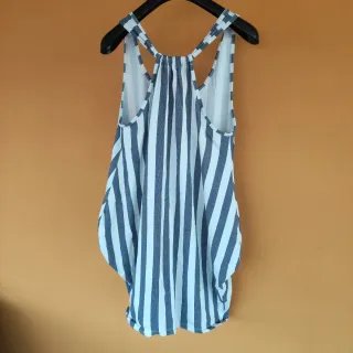 Canotta a righe bianche e blu