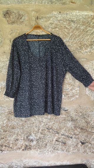 Blusa Kiabi flores blancas sin uso