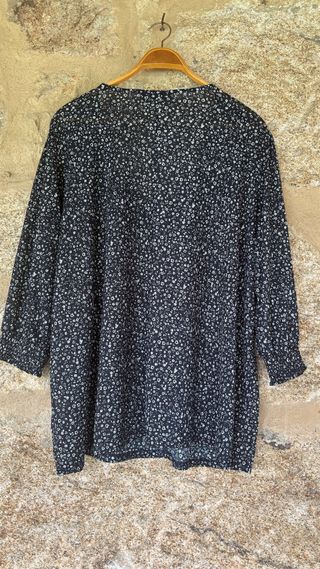 Blusa Kiabi flores blancas sin uso