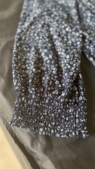 Blusa Kiabi flores blancas sin uso