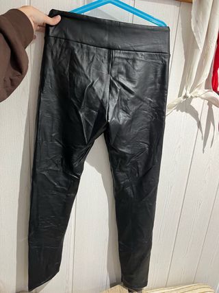 Pantalón cuero negro con pelo