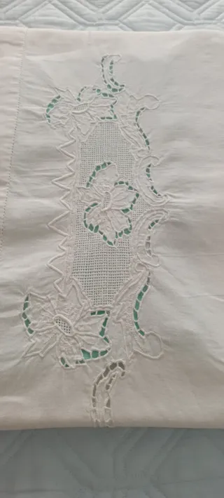 Lenzuolo sopra ricamato vintage