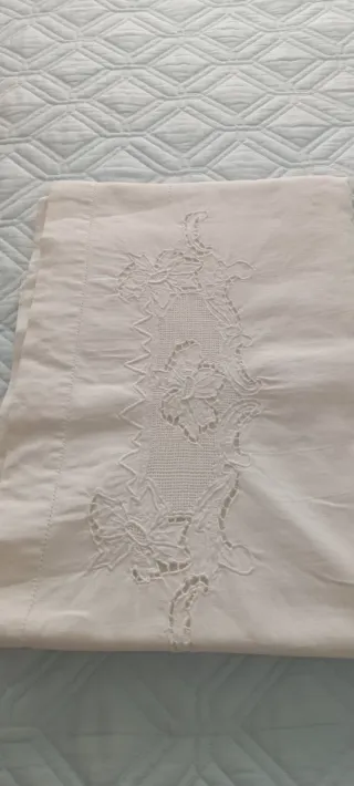 Lenzuolo sopra ricamato vintage