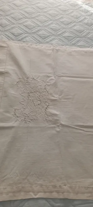 Lenzuolo sopra ricamato vintage