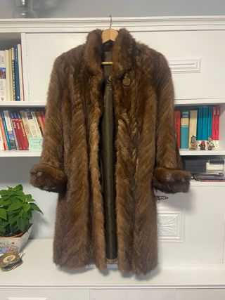 Abrigo de piel auténtica, largo en tono marrón.