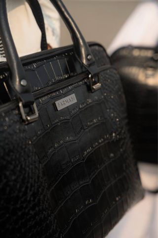 Bolso Negro Piel Efecto Cocodrilo