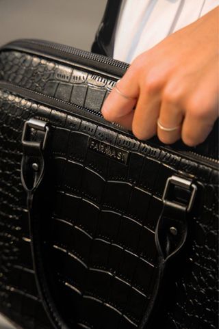 Bolso Negro Piel Efecto Cocodrilo