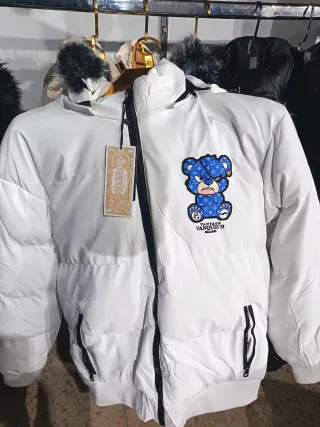 Abrigo blanco acolchado oso azul