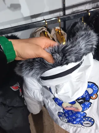 Abrigo blanco acolchado oso azul