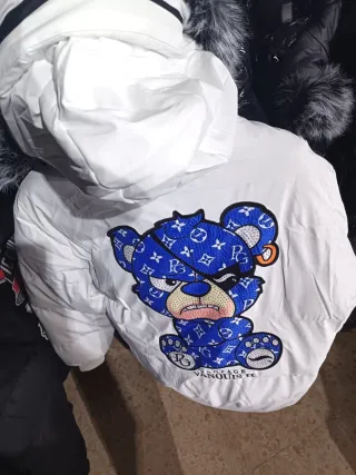 Abrigo blanco acolchado oso azul